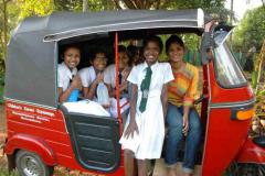 CCO-09-80-das-Tuktuk-des-Kinderheims-als-Transportmittel-zur