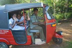 CCO-09-87-der-Fahrer-mit-Tuktuk-fShrt-die-MSdchen-zur-entfer